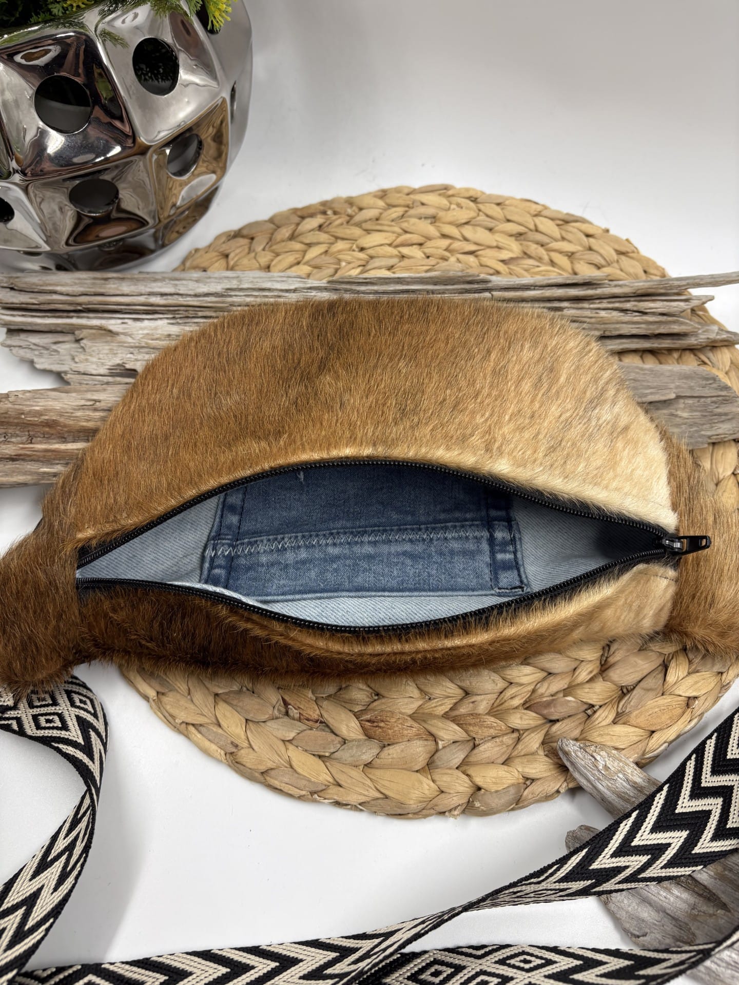 Sac banane de style western bohème en peau de vache recyclée de format moyen – Image 3