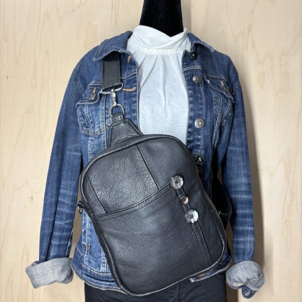 Sac à main bandoulière en cuir noir recyclé véritable