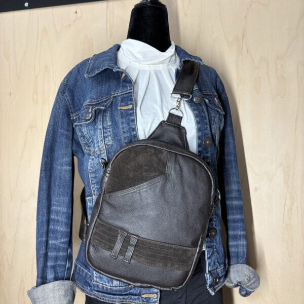 Sac à main à bandoulière en cuir brun recyclé véritable