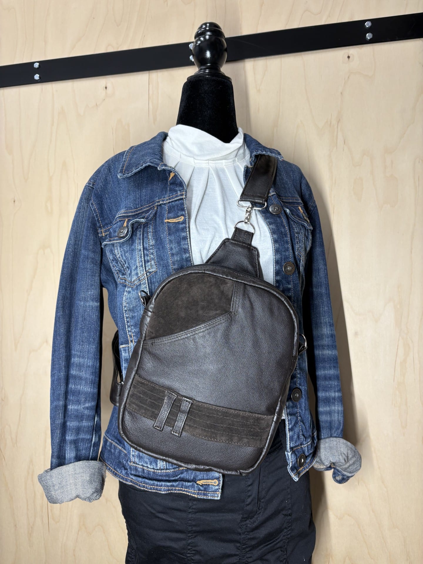 Sac à main à bandoulière en cuir brun recyclé véritable