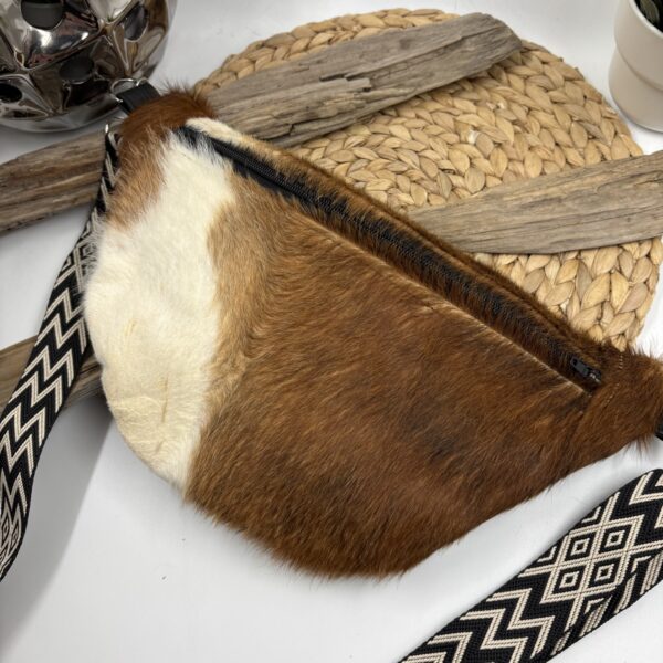Sac banane de style western bohème en peau de vache recyclée grand format