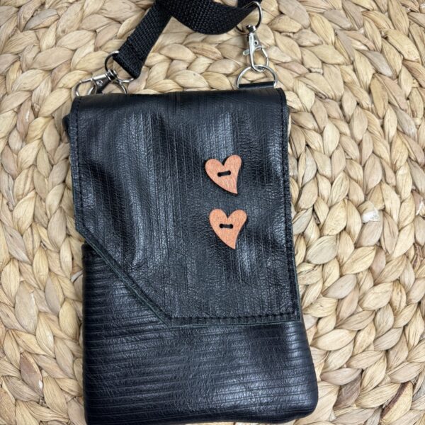 Pochette pour cellulaire en cuir recyclé texturé noir, petites coeurs en bois cognac