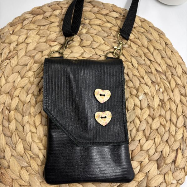 Pochette pour cellulaire en cuir recyclé texturé noir, petites coeurs en bois