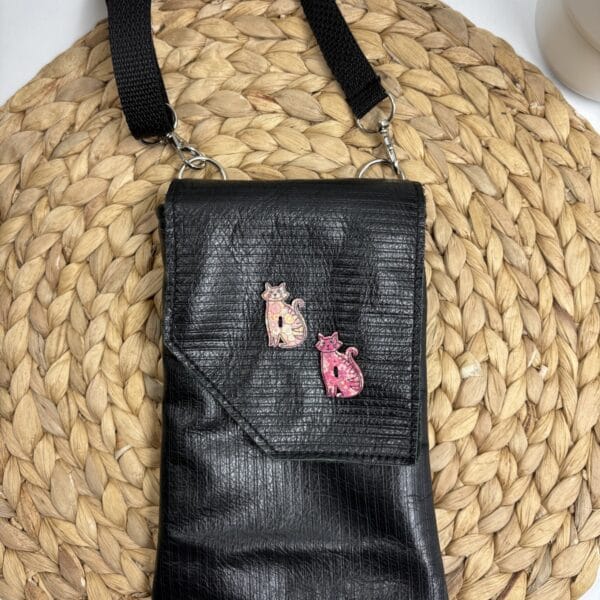 Pochette pour cellulaire en cuir recyclé texturé noir, petits chats en bois roses