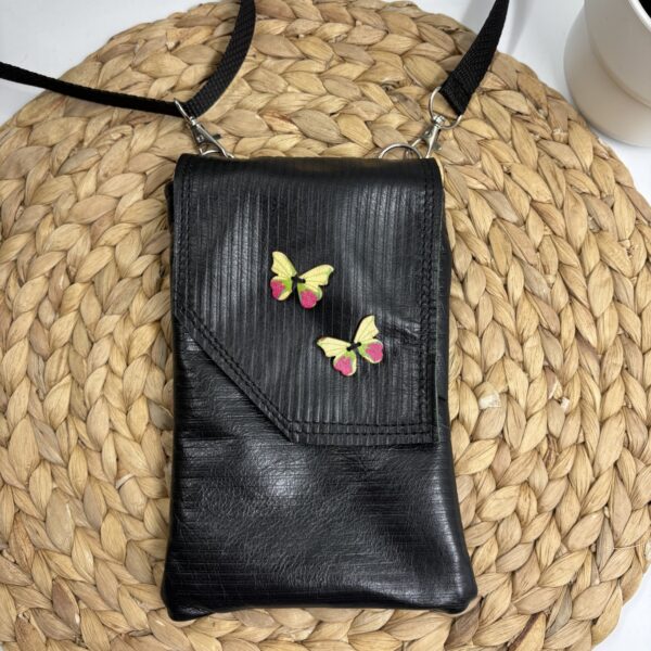 Pochette pour cellulaire en cuir recyclé texturé noir, petits papillons en bois rose