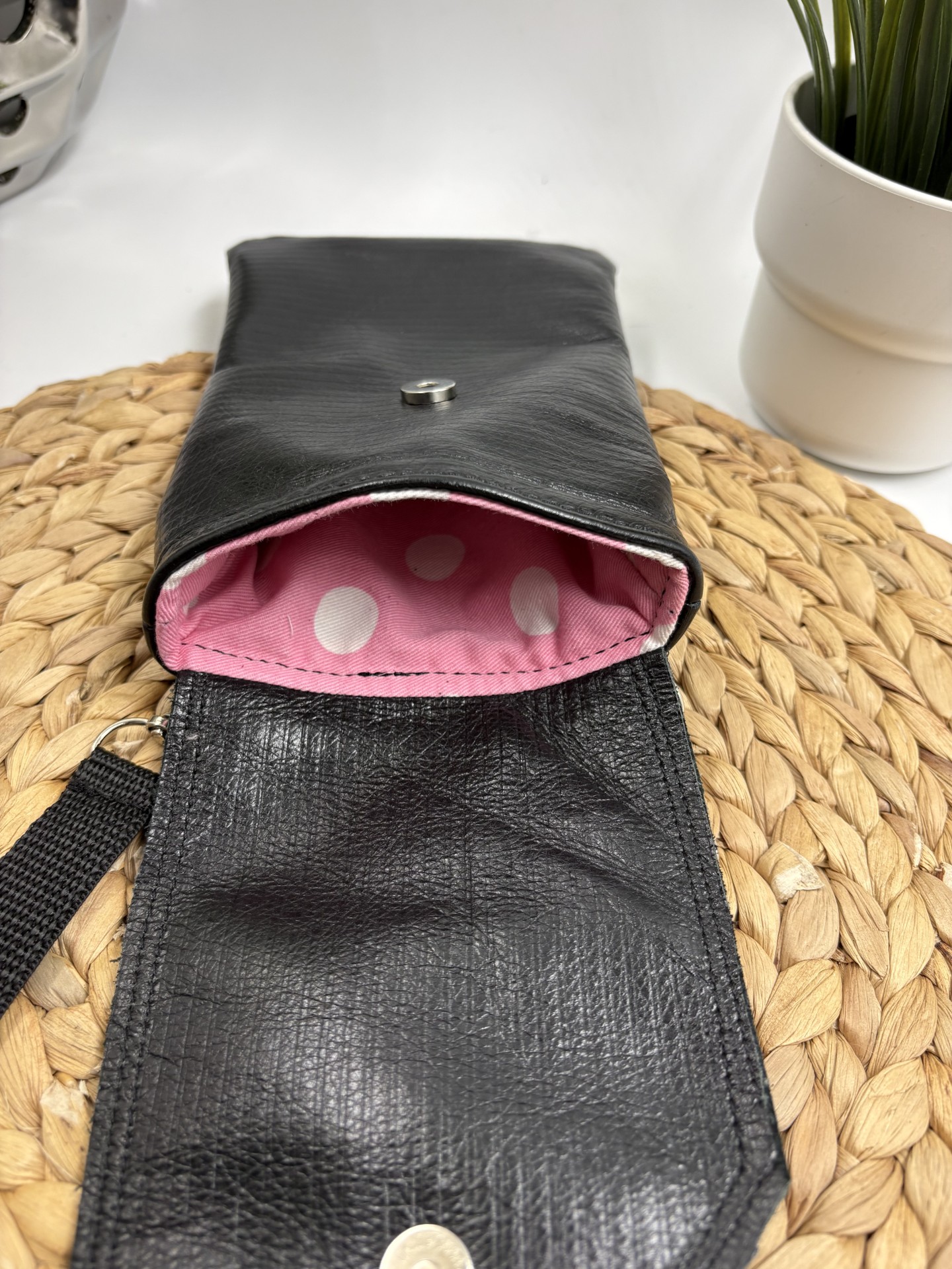 Pochette pour cellulaire en cuir recyclé texturé noir, petits papillons en bois rose – Image 3
