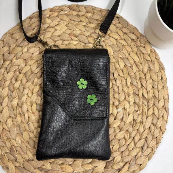 Pochette pour cellulaire en cuir recyclé texturé noir, petites fleurs en bois vertes