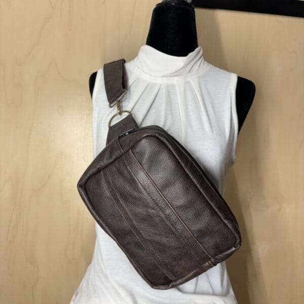 Sac banane ou sac de taille, unisexe en cuir recyclé brun