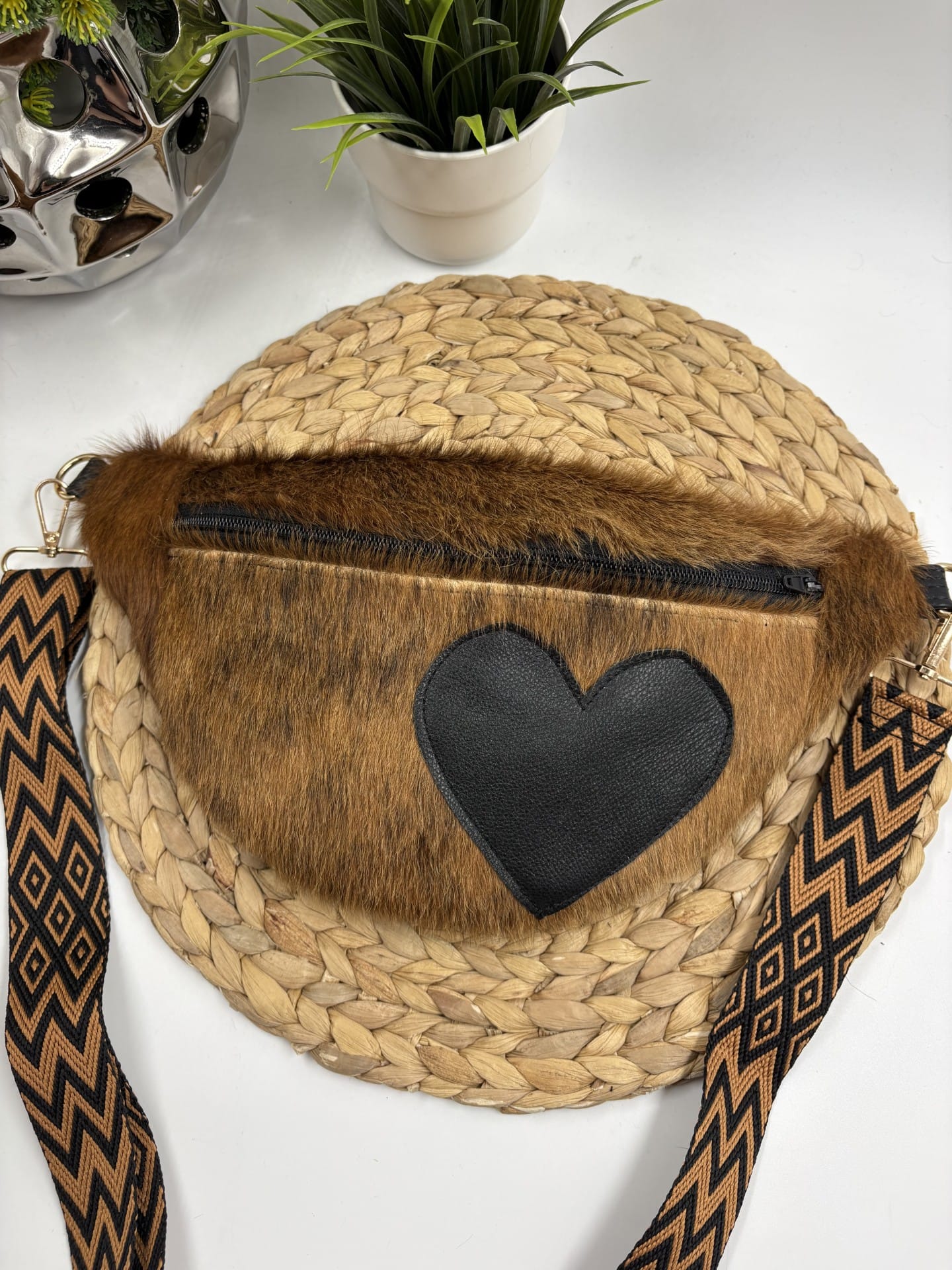Sac banane en peau de vache recyclée et cuir noir de format moyen avec coeur
