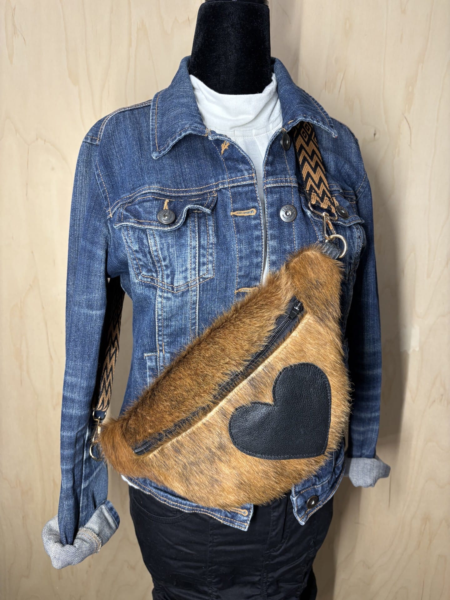 Sac banane en peau de vache recyclée et cuir noir de format moyen avec coeur – Image 4