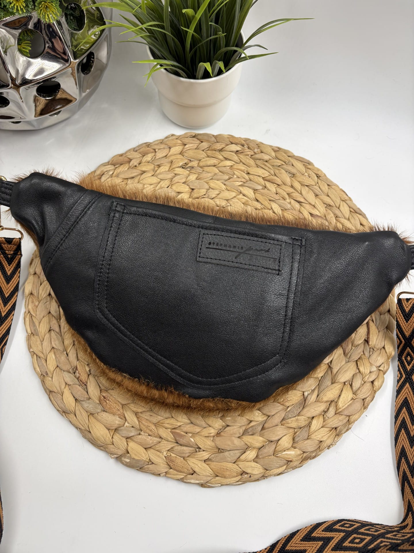 Sac banane en peau de vache recyclée et cuir noir de format moyen avec coeur – Image 2