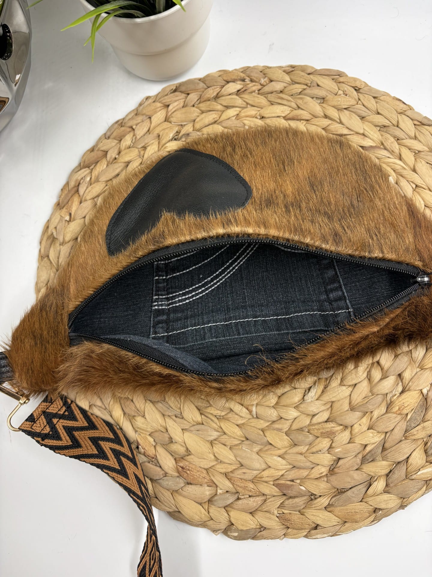 Sac banane en peau de vache recyclée et cuir noir de format moyen avec coeur – Image 3