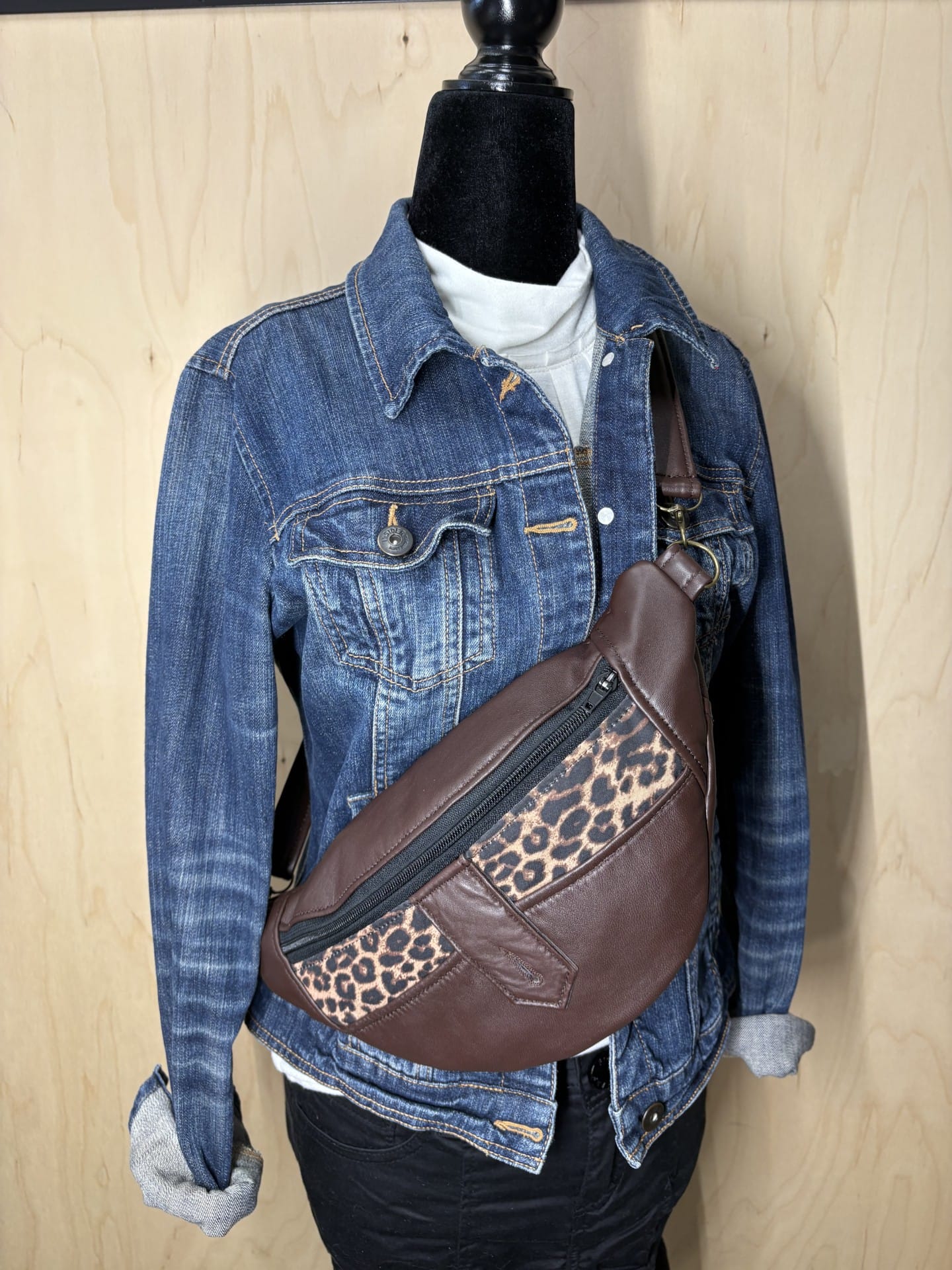 Sac banane de cuir brun et tissu léopard recyclé – Image 4