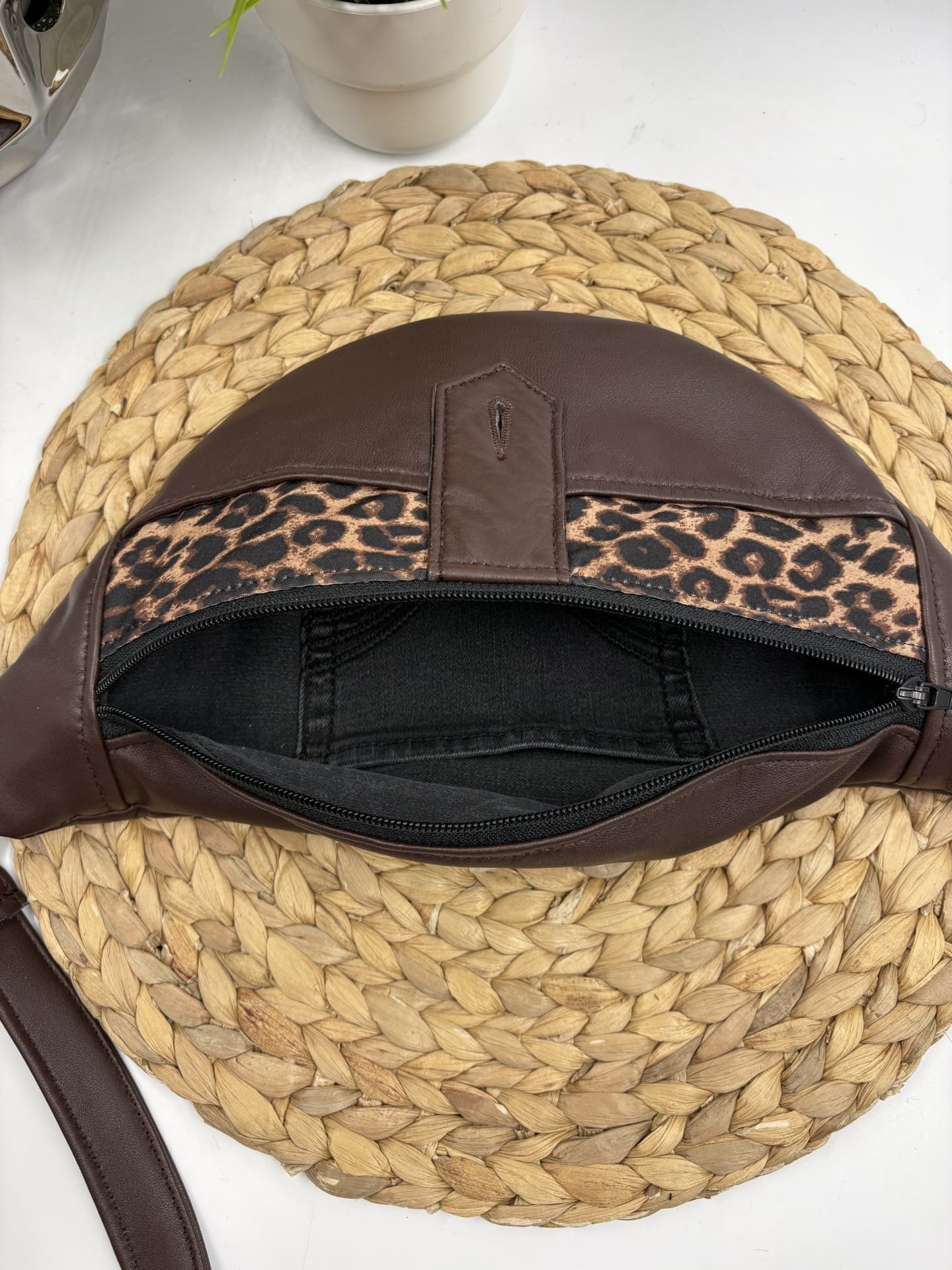 Sac banane de cuir brun et tissu léopard recyclé – Image 3