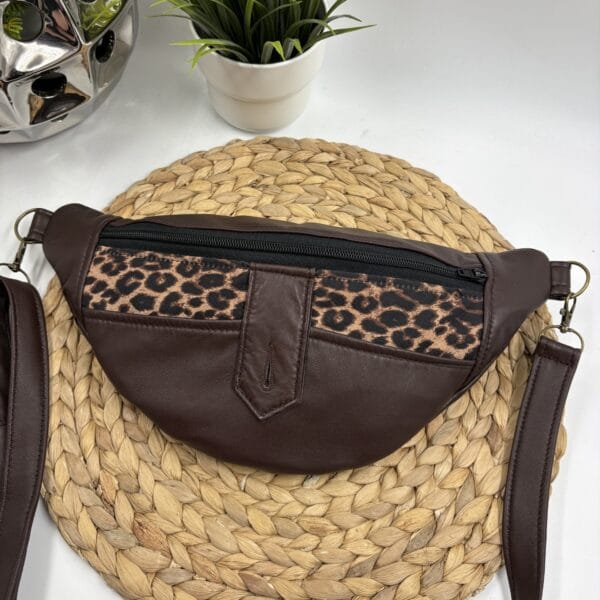 Sac banane de cuir brun et tissu léopard recyclé