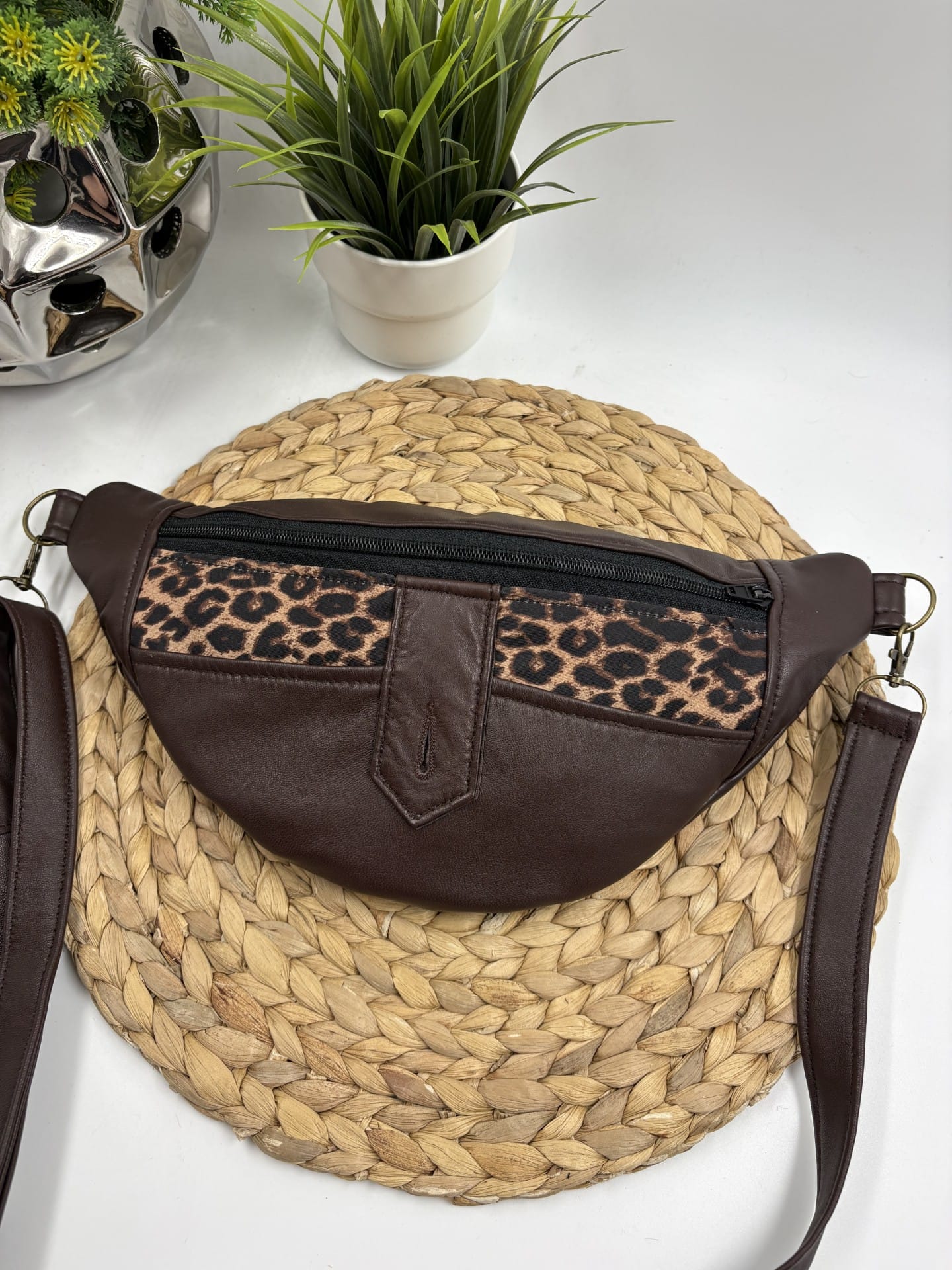 Sac banane de cuir brun et tissu léopard recyclé