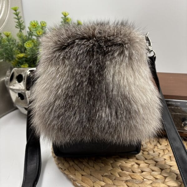 Sac à bandoulière en cuir noir et renard argenté recyclé de petit format