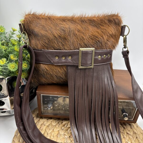 Sac à bandoulière western bohème en cuir brun et peau de vache recyclée