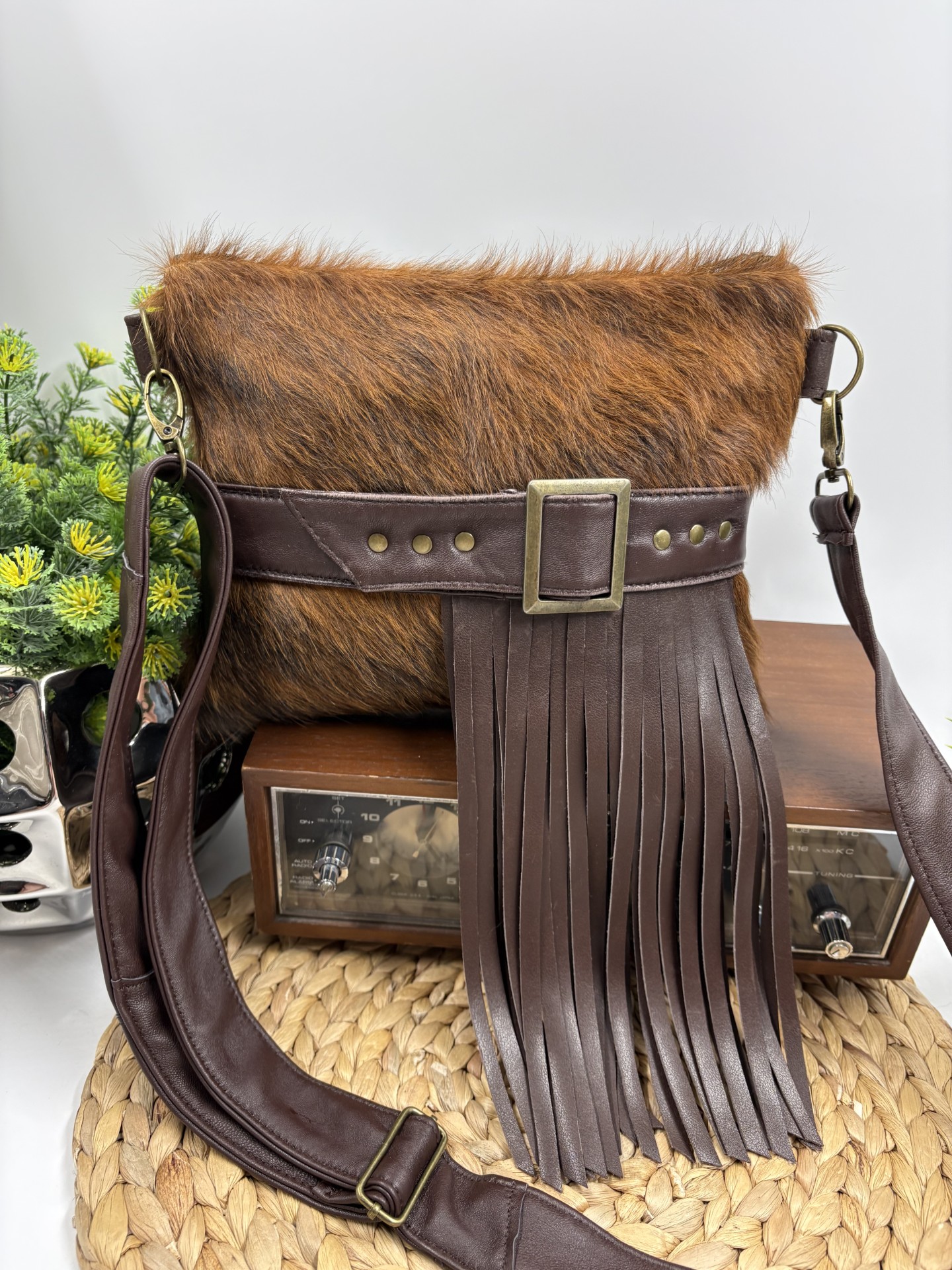 Sac à bandoulière western bohème en cuir brun et peau de vache recyclée