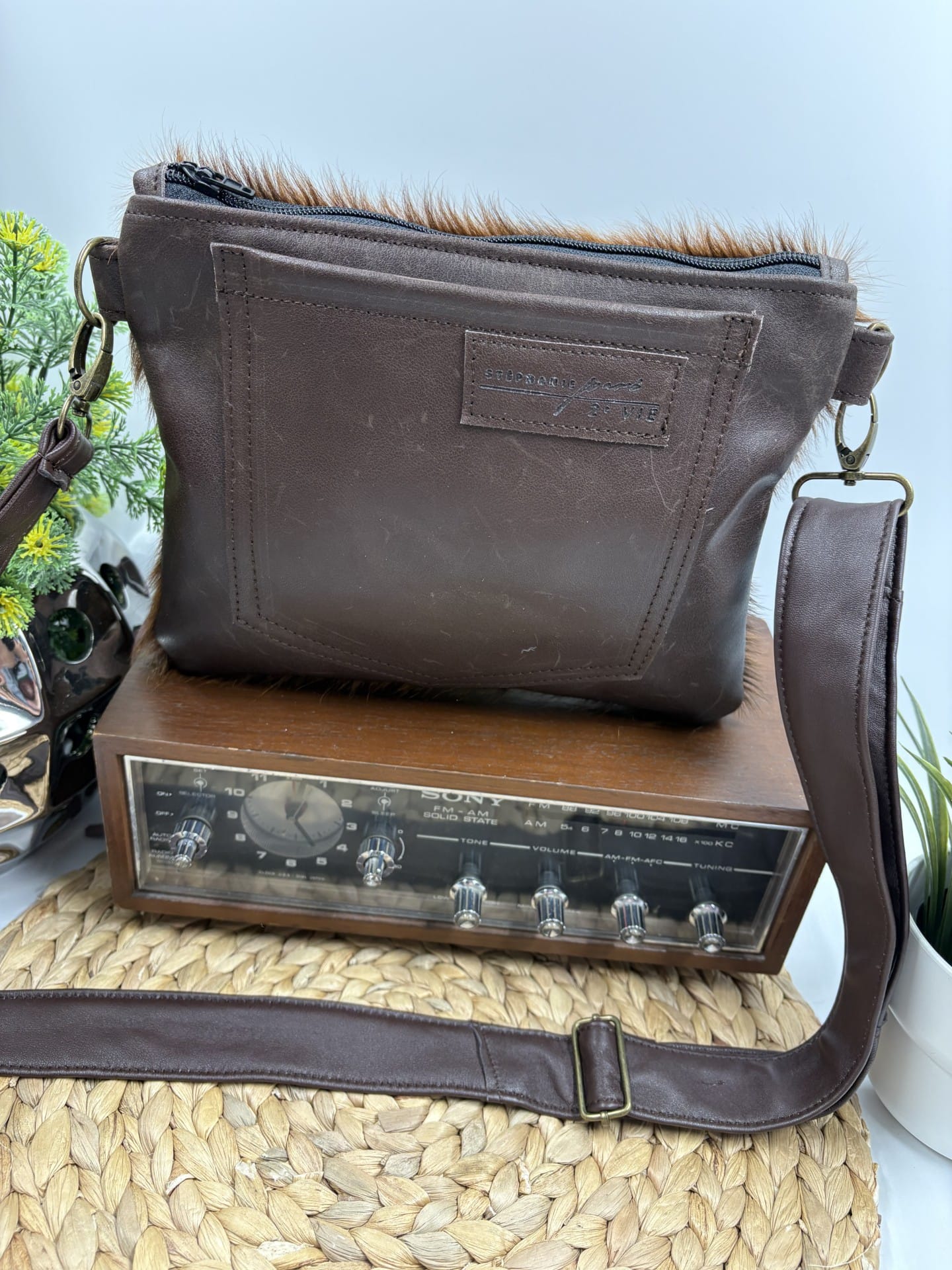 Sac à bandoulière western bohème en cuir brun et peau de vache recyclée – Image 2