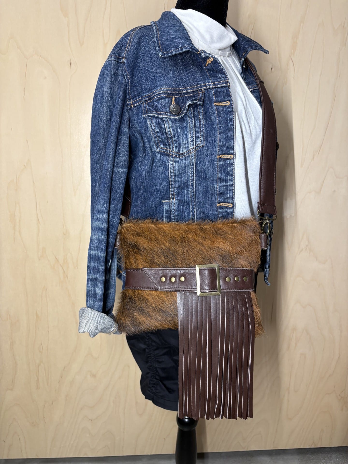 Sac à bandoulière western bohème en cuir brun et peau de vache recyclée – Image 4