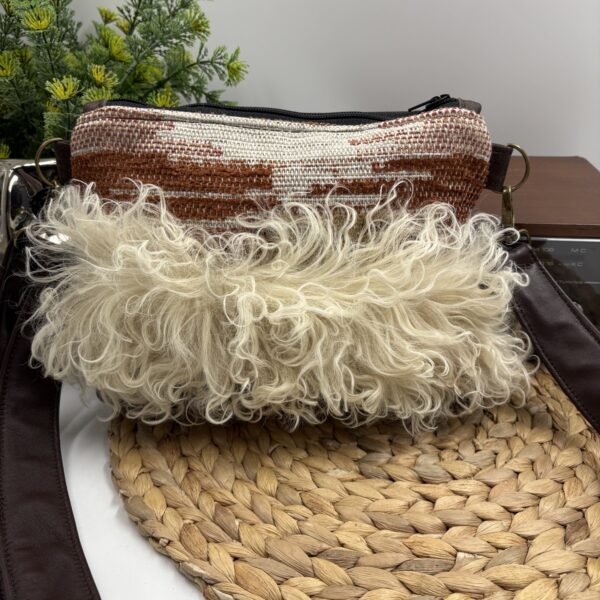 Sac à bandoulière western bohème en cuir brun et mouton de Mongolie crème