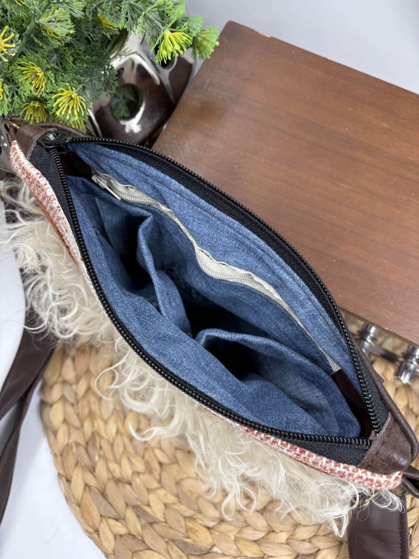 Sac à bandoulière western bohème en cuir brun et mouton de Mongolie crème – Image 3