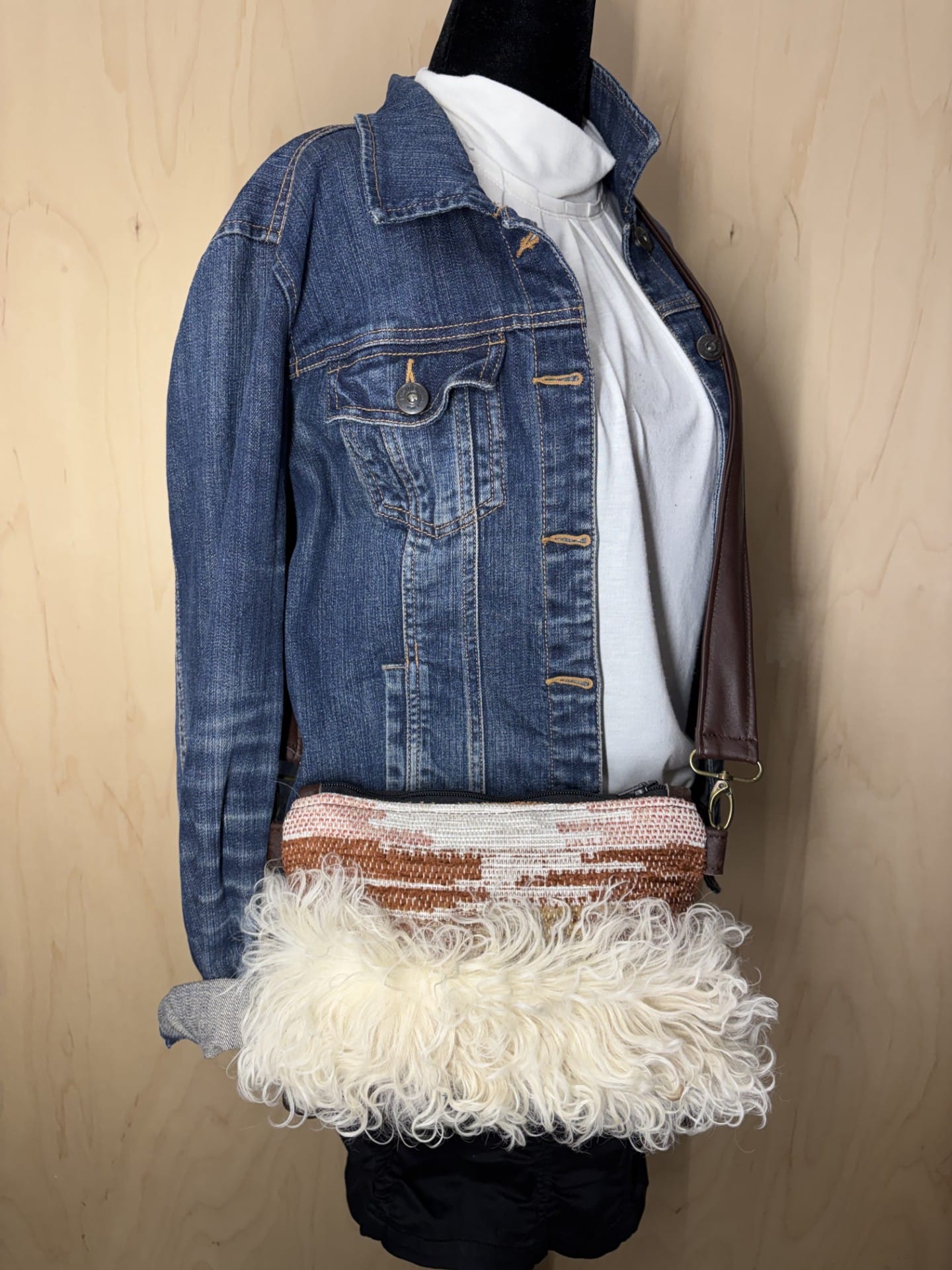 Sac à bandoulière western bohème en cuir brun et mouton de Mongolie crème – Image 4