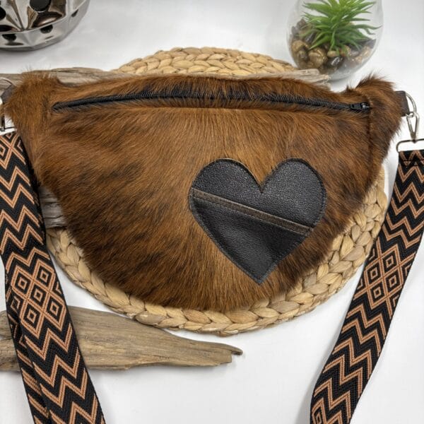 Sac banane en peau de vache recyclée et cuir brun de grand format avec coeur