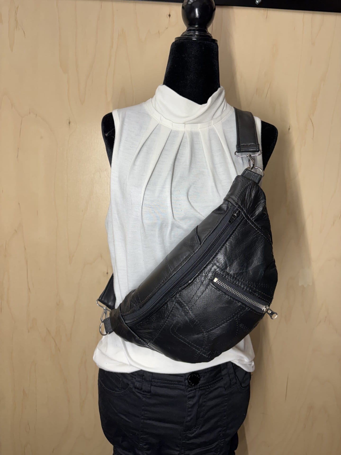 Sac banane en cuir texturé noir recyclé format moyen – Image 4