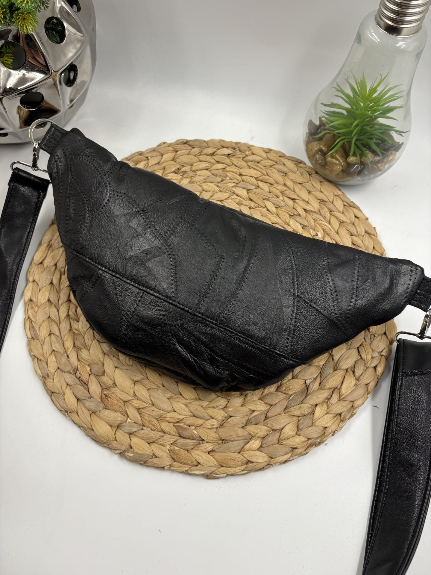 Sac banane en cuir texturé noir recyclé format moyen – Image 2
