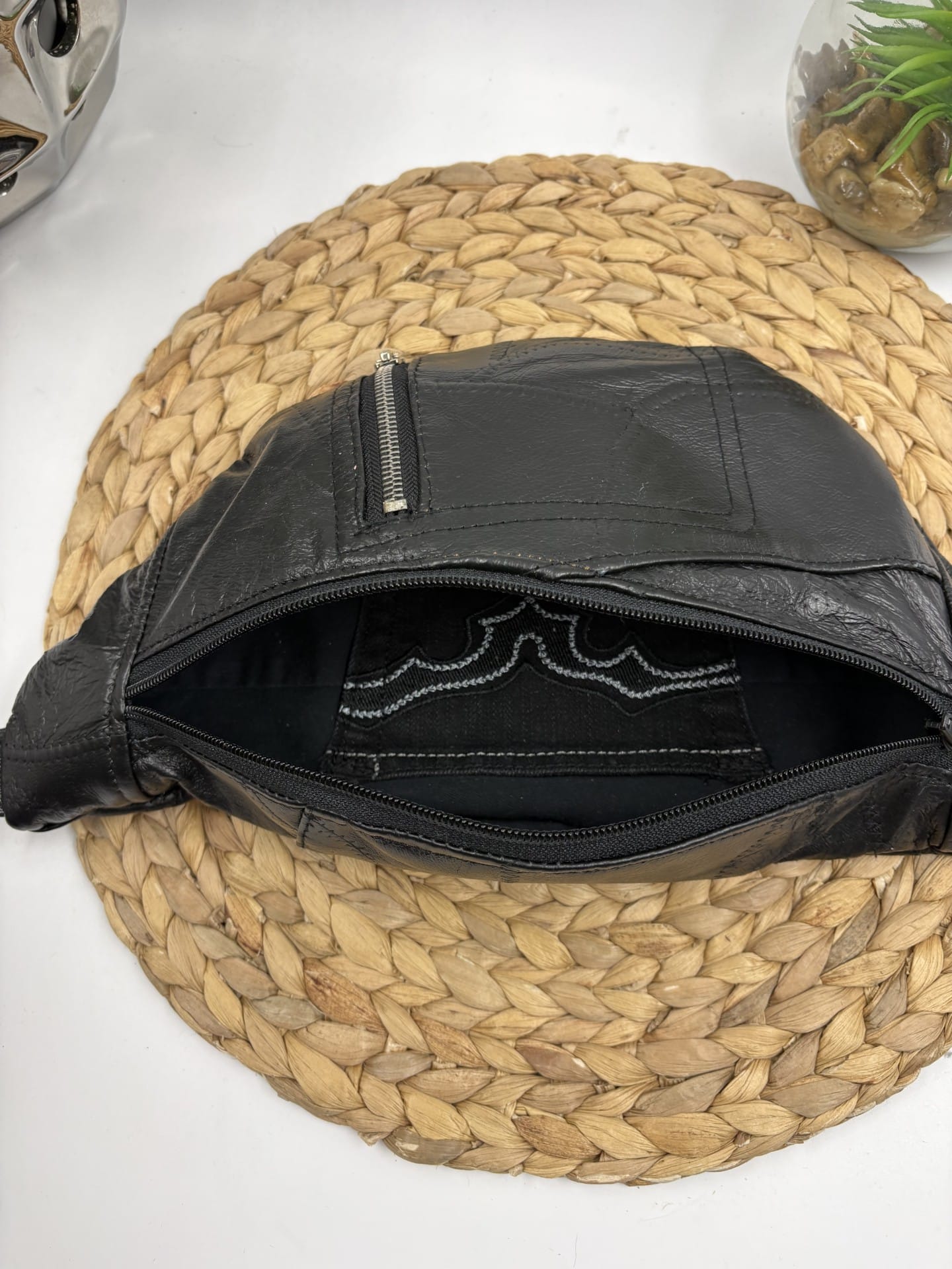 Sac banane en cuir texturé noir recyclé format moyen – Image 3