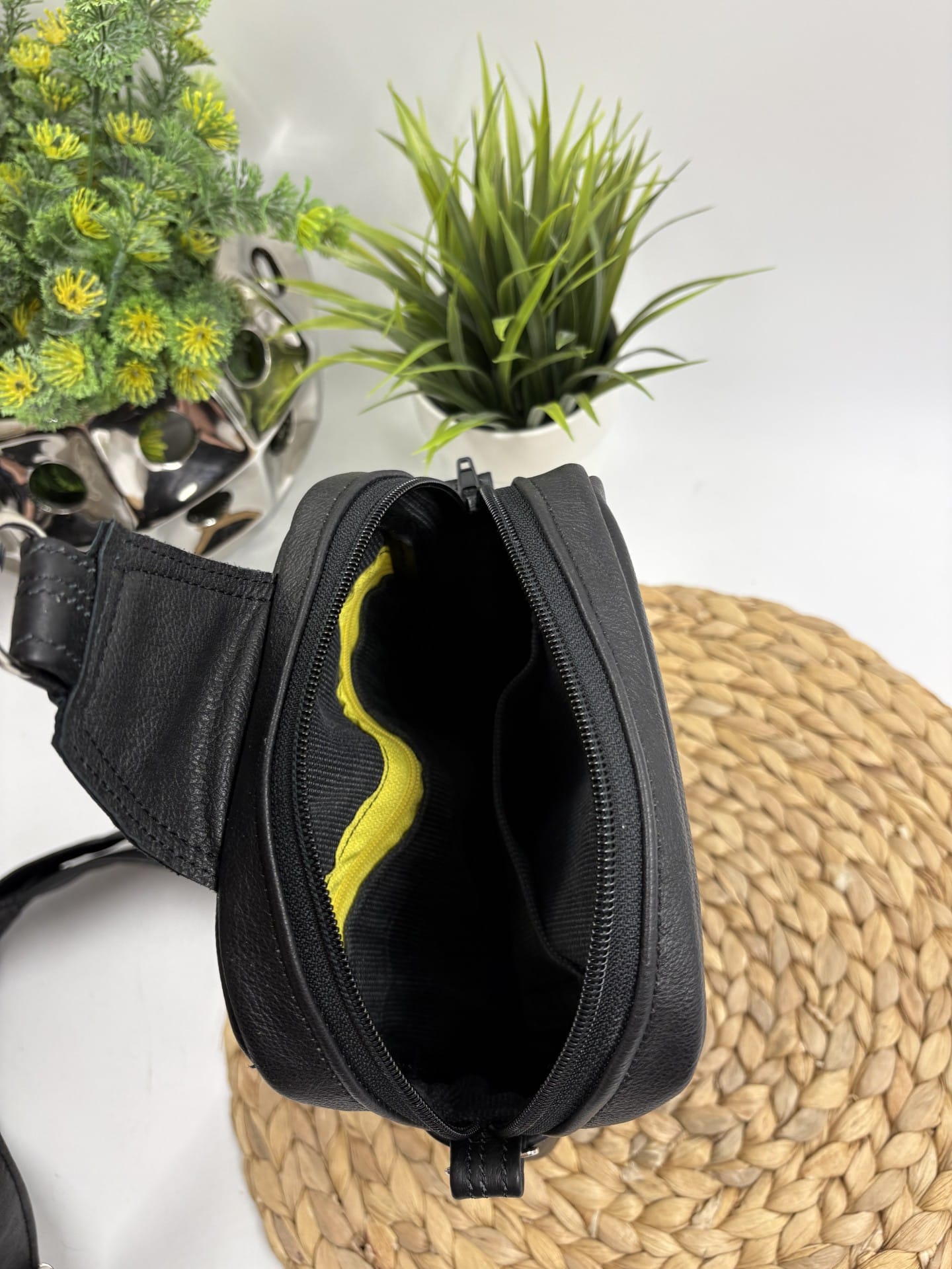 Sac à main à bandoulière en cuir noir recyclé véritable unisexe – Image 4