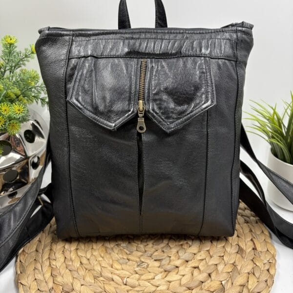 Sac à dos en cuir recyclé noir.