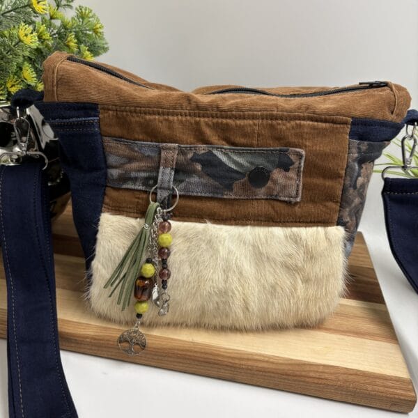 Sac à bandoulière en jeans bleu, velours côtelé caramel et fourrure de vison recyclée crème