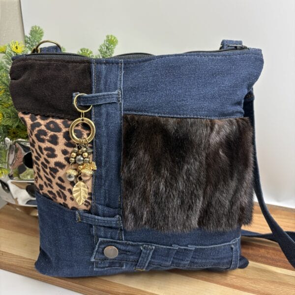Sac à bandoulière en jeans bleu, tissu léopard, velours côtelé brun chocolat et fourrure recyclée